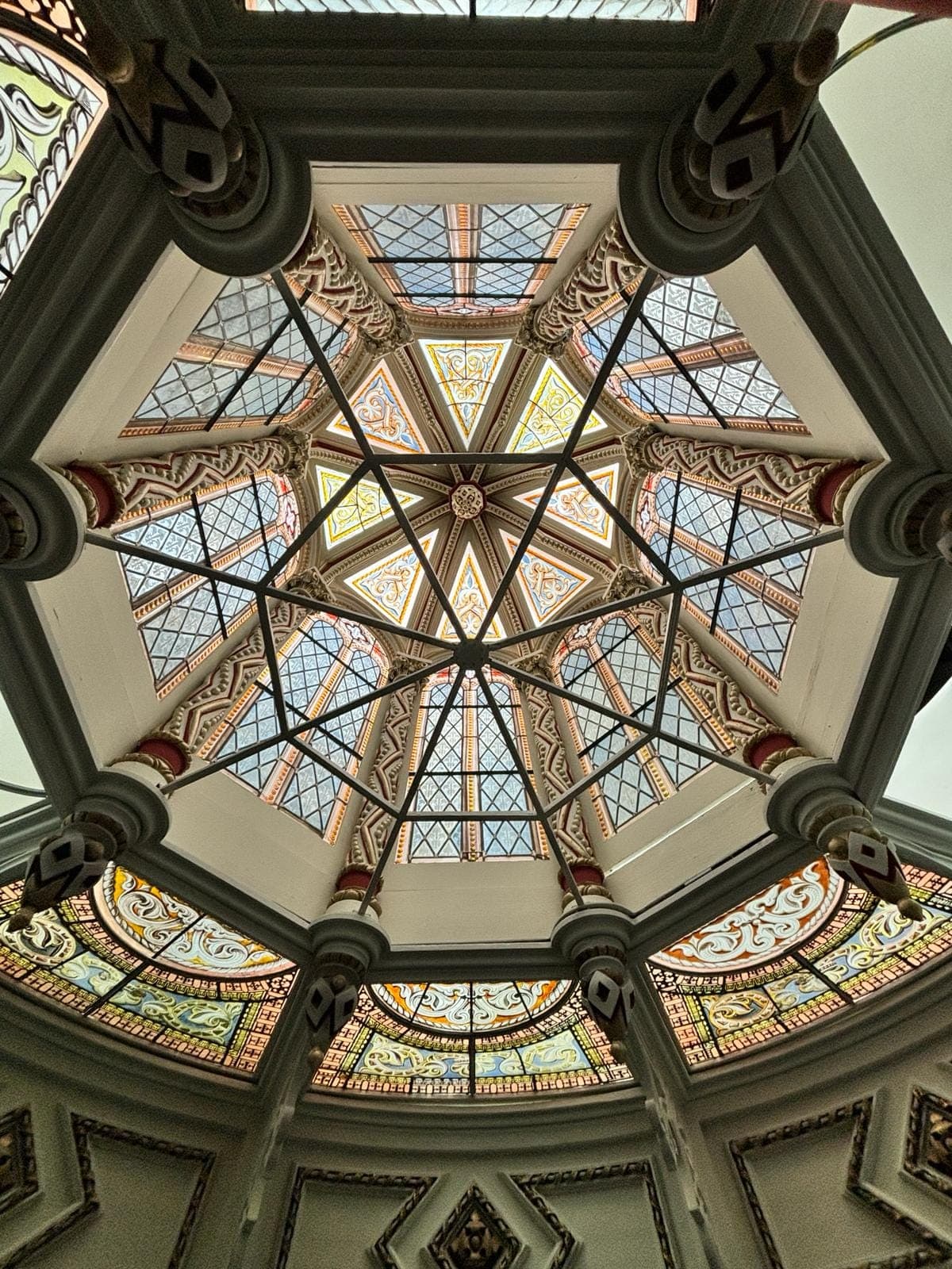 Gerestaureerd glasraam — Sint-Baafshuis