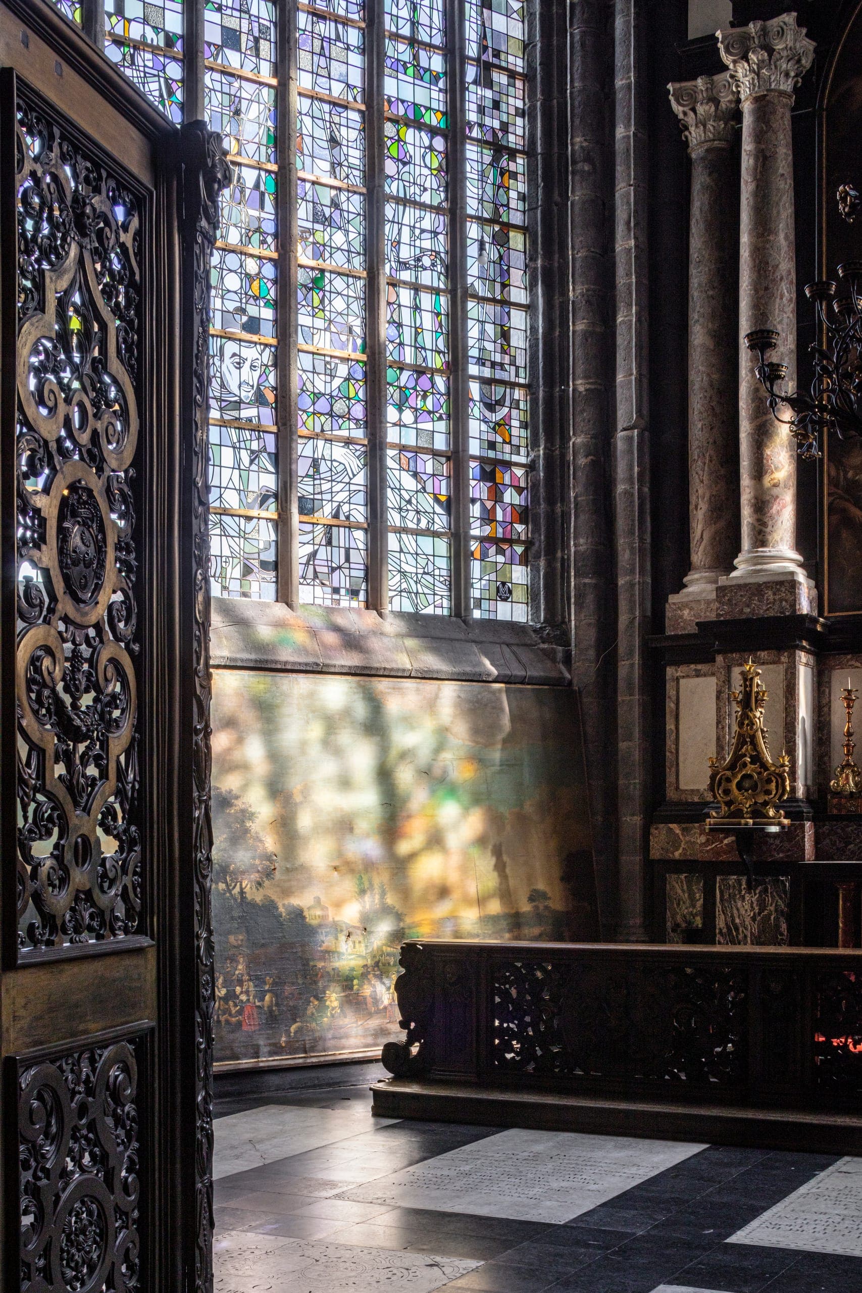 Gerestaureerd glasraam — Sint-Baafskathedraal (opname 1 van 3)