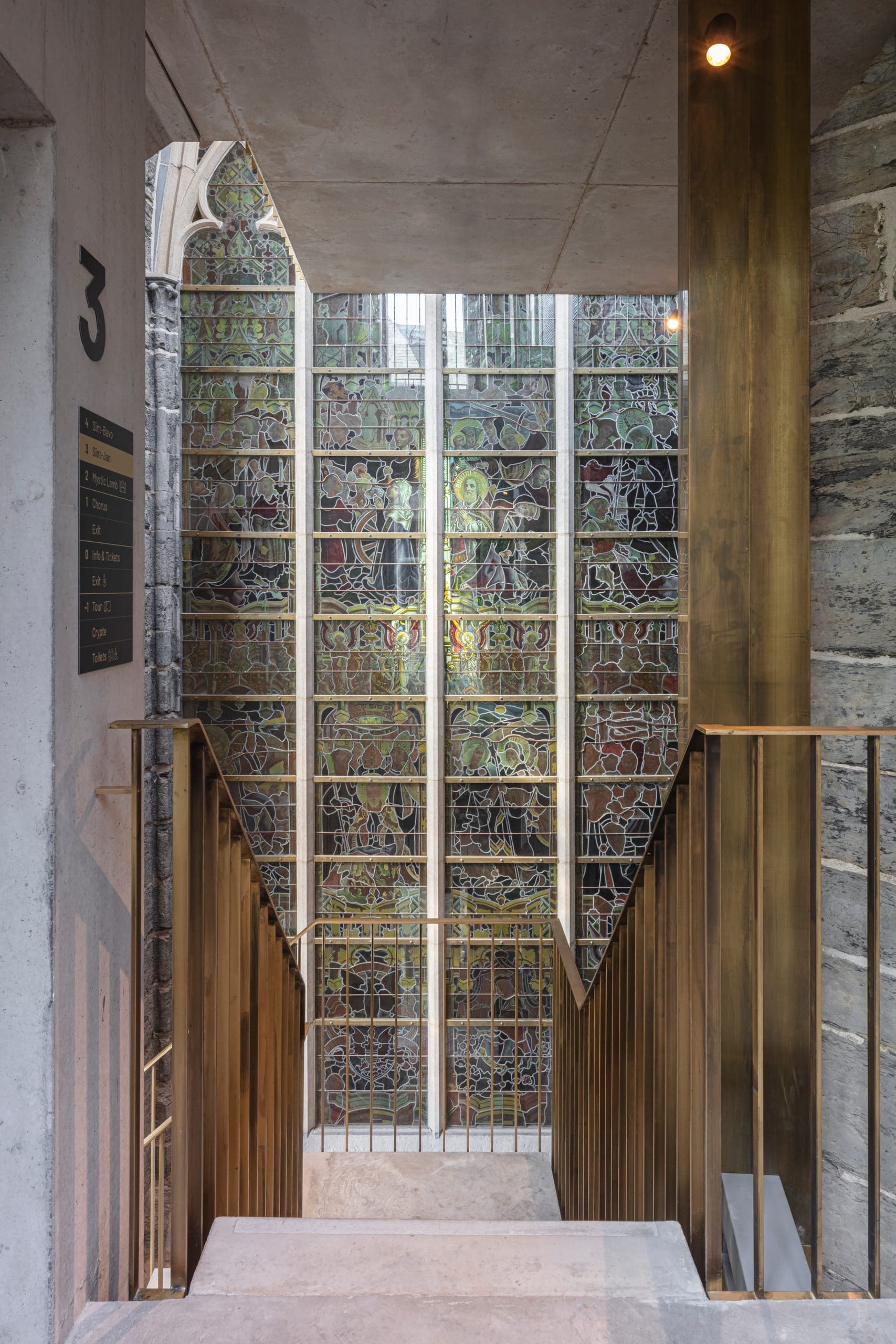 Gerestaureerd glasraam — Sint-Baafskathedraal (opname 3 van 3)