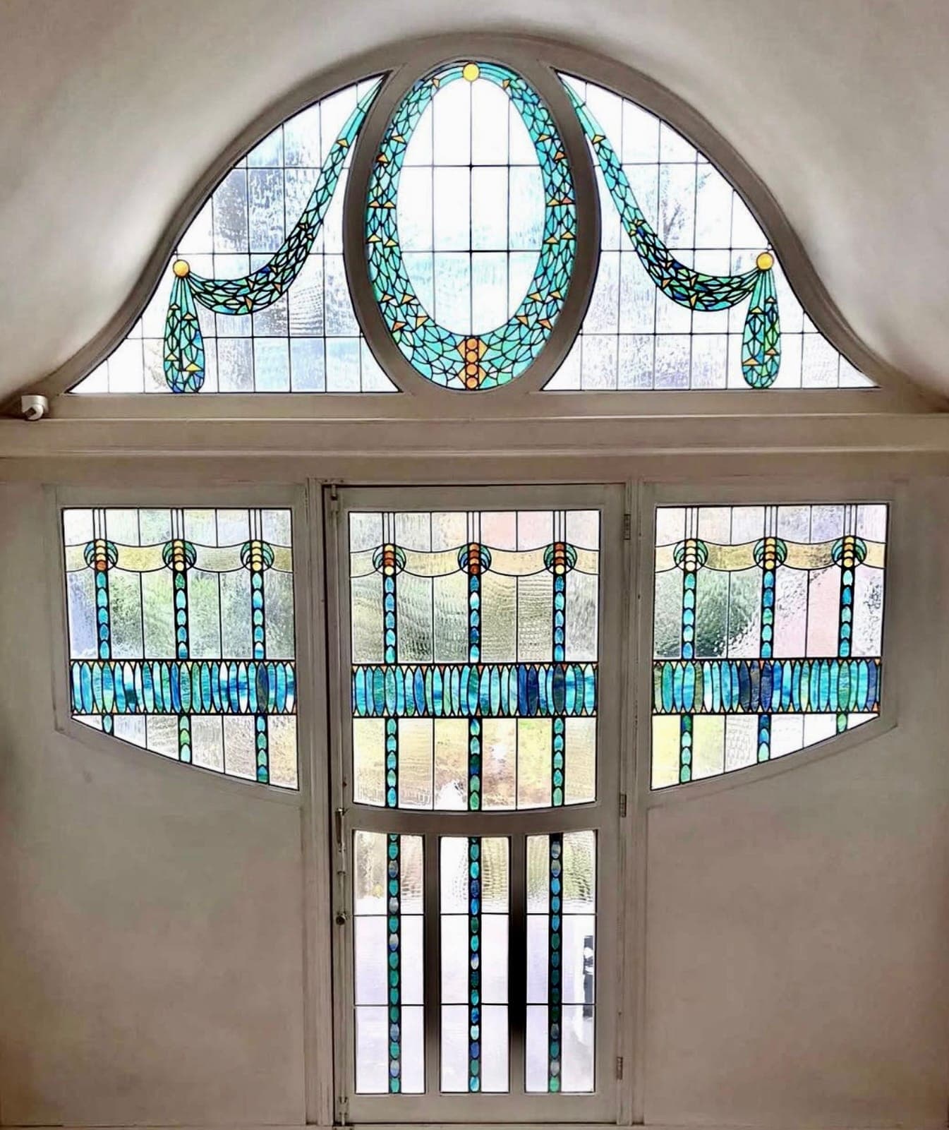 Lichtblauwe glasramen